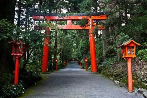 Entrada el santuario Hakone-jinja en las orillas del lago Ashinoko en Hakone. Entrada el santuario Hakone-jinja en las orillas del lago Ashinoko en Hakone.