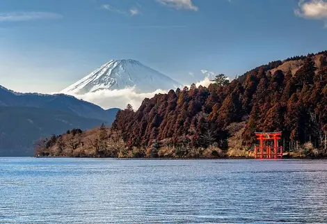 Le mont Fuji, vu depuis Moto Hakone et le lac Ashi