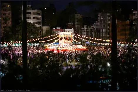 Las danzas Bon-odori atraen a mucha gente a Tokio durante el verano. Las danzas Bon-odori atraen a mucha gente a Tokio durante el verano.