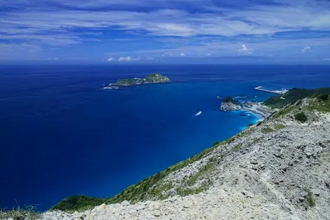 Vista desde la isla Nii-jima. Vista desde la isla Nii-jima.
