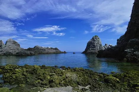 Ensenada en la isla Shikine-hima al sur de Tokio.