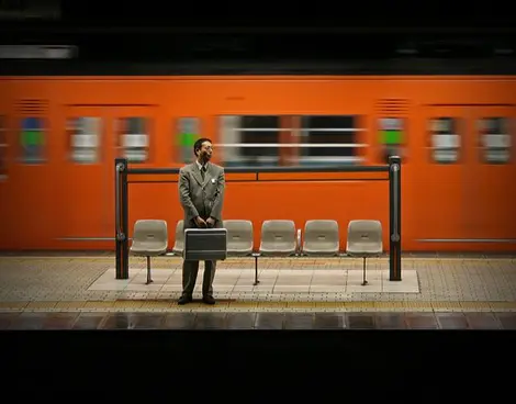 Un passager attend son train dans le métro de Tokyo Un passager attend son train dans le métro de Tokyo