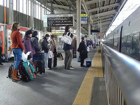 Les passagers font la queue pour entrer dans le shinkansen Les passagers font la queue pour entrer dans le shinkansen