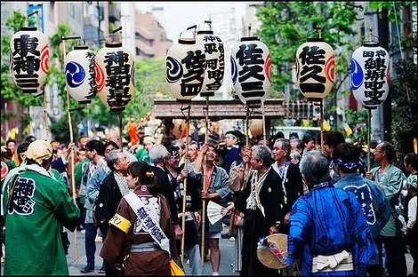 Les leaders de chaque quartiers participant au festival Kanda portent des lanternes aux couleurs du district, marquant le début du défilé du dimanche