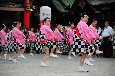 Des danseurs participant au festival Kanda à Tokyo Des danseurs participant au festival Kanda à Tokyo