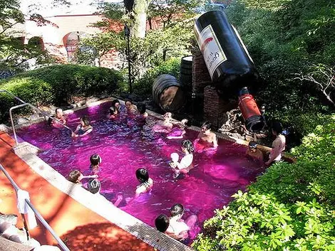 Piscina aromatizada con vino en el onsen Yunessun. Piscina aromatizada con vino en el onsen Yunessun.