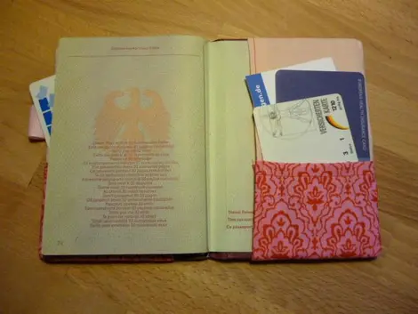 D'autres accessoires de voyage tels que des couvre-passeport peuvent d'avérer utiles pour ranger vos documents importants D'autres accessoires de voyage tels que des couvre-passeport peuvent d'avérer utiles pour ranger vos documents importants