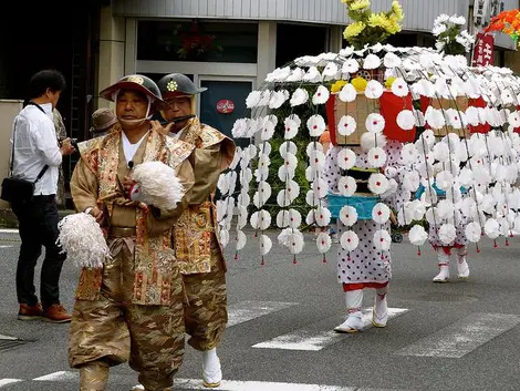 Desfile durante el  festival Mibu no hana taue.