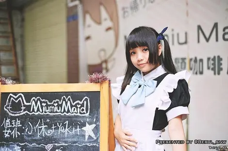 La particularité des maid cafés est que les serveuses sont toutes habillées en soubrettes La particularité des maid cafés est que les serveuses sont toutes habillées en soubrettes