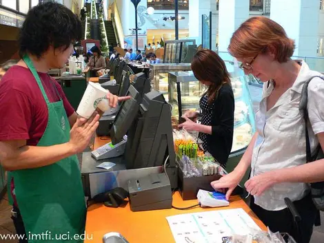 Il est possible de régler des petits achats avec la carte de transports Suica, comme ici dans un café au Japon