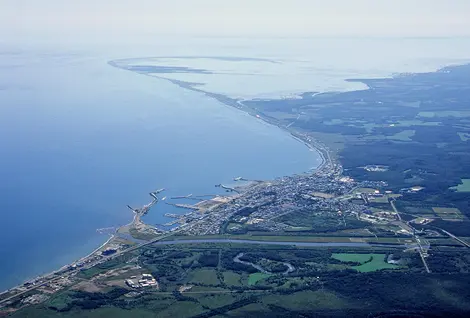 Le village de Shibetsu et au loin la péninsule de Notsuke