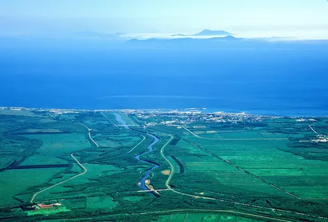A 24 kilomètres de la côte de Shibetsu se dresse l'île Kunashiri