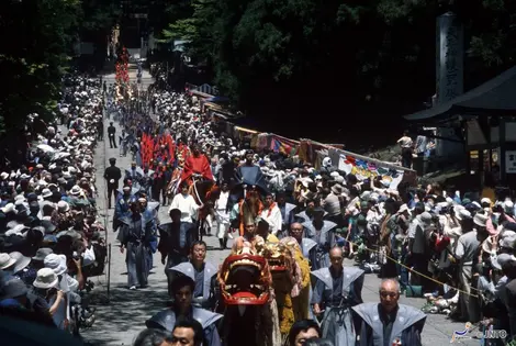 La procession se dirige vers le temple Tôshô-gû (Nikko) La procession se dirige vers le temple Tôshô-gû (Nikko)