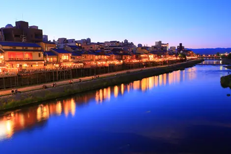 Les terrasses (kawayuka) de la rivière Kamogawa, à Kyoto, un soir d'été Les terrasses (kawayuka) de la rivière Kamogawa, à Kyoto, un soir d'été