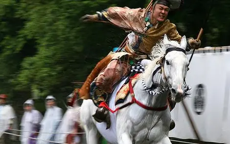 Les archers au temple Tôshô-gû de Nikko doivent atteindre 3 cibles espacées de 7 mètres tout en chevauchant Les archers au temple Tôshô-gû de Nikko doivent atteindre 3 cibles espacées de 7 mètres tout en chevauchant