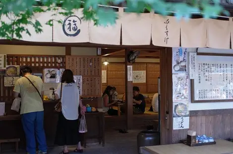 De nombreux magasins, cafés et restaurants sont disposés le long d'Okage Yokocho à Ise De nombreux magasins, cafés et restaurants sont disposés le long d'Okage Yokocho à Ise