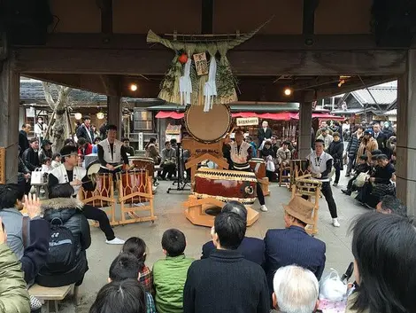 Spectacle de tambours japonais taiko dans le quartier d'Okage Yokocho à Ise Spectacle de tambours japonais taiko dans le quartier d'Okage Yokocho à Ise