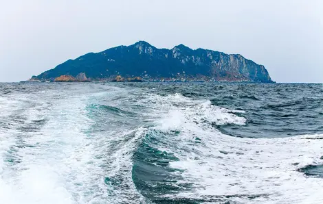 L'île d'Okinoshima (préfecture de Fukuoka, Kyushu) vue depuis la mer L'île d'Okinoshima (préfecture de Fukuoka, Kyushu) vue depuis la mer