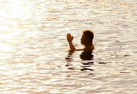 Pour entrer sur l'île sacrée d'Okinoshima, même les prêtres du temple Munakata Taisha doivent se purifier au préalable Pour entrer sur l'île sacrée d'Okinoshima, même les prêtres du temple Munakata Taisha doivent se purifier au préalable