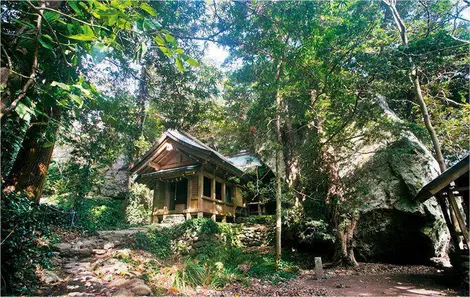 Le temple Okimitsu-ya sur l'île d'Okinoshima (préfecture de Fukuoka, Kyushu) Le temple Okimitsu-ya sur l'île d'Okinoshima (préfecture de Fukuoka, Kyushu)