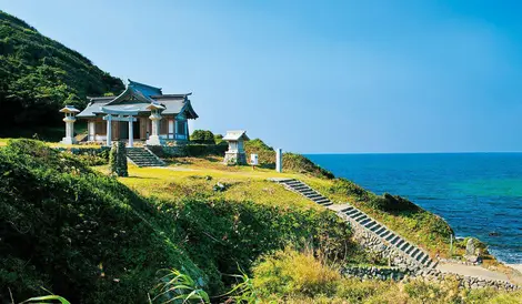 Le temple Okitsu-miya Yohaisho, situé sur l'île d'Oshima, est le lieu où les fidèles vont prier pour Okinoshima, l'accès était restreint. L'île d'Oshima est accessible en ferry depuis la ville de Munakata Le temple Okitsu-miya Yohaisho, situé sur l'île d'Oshima, est le lieu où les fidèles vont prier pour Okinoshima, l'accès était restreint. L'île d'Oshima est accessible en ferry depuis la ville de Munakata