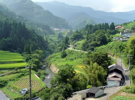 Le village d'Ojiro est encaissé dans une vallée luxuriante Le village d'Ojiro est encaissé dans une vallée luxuriante