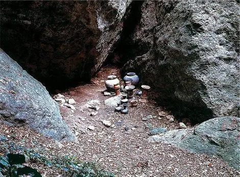 Objets rituels utilisés lors des cérémonies entre le 4e et 9e siècle, sur l'île d'Okinoshima Objets rituels utilisés lors des cérémonies entre le 4e et 9e siècle, sur l'île d'Okinoshima