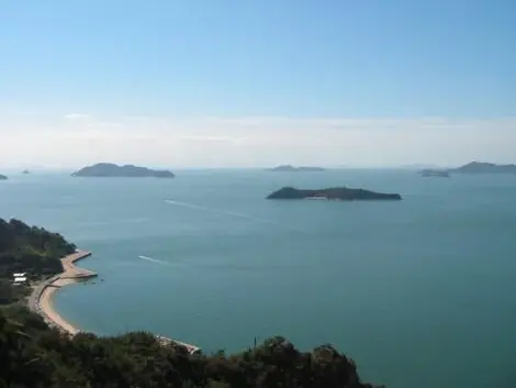 Vue du mont Taka sur la mer intérieure de Seto, depuis l'île de Shiraishi-jima Vue du mont Taka sur la mer intérieure de Seto, depuis l'île de Shiraishi-jima