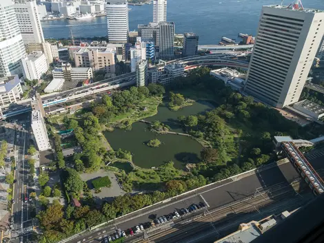 Le jardin Kyu Shiba Rikyu, oasis de verdure dans l'immense Tokyo