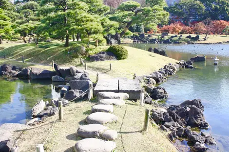 Le jardin Kyu Shiba Rikyu est d'inspiration chinoise Le jardin Kyu Shiba Rikyu est d'inspiration chinoise