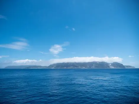 La isla Niijima vista desde el mar. La isla Niijima vista desde el mar.