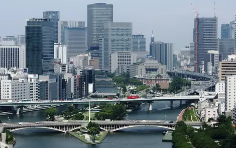 La skyline d'Osaka et le parc de Nakanoshima au premier plan La skyline d'Osaka et le parc de Nakanoshima au premier plan