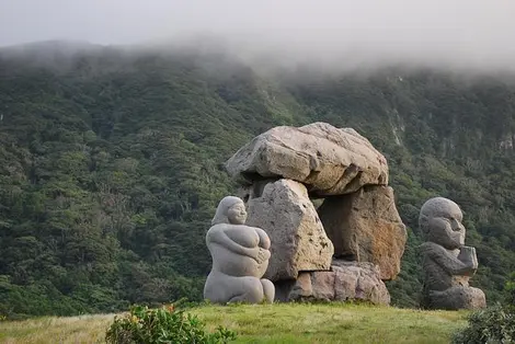 La colline de Moyai, surplombant les plages de Maehama et Yunohama sur l'île de Niijima (préfecture de Tokyo)