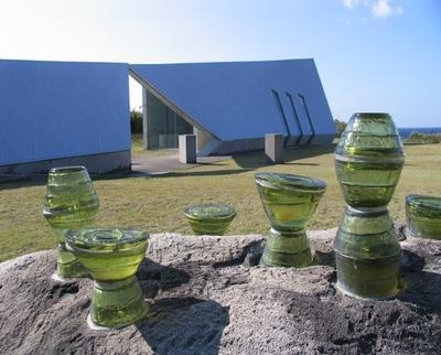 El vidrio que se produce en Niijima es verde.
