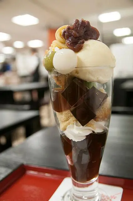 Un dessert "parfait" au sucre noir, Kuromitsu. Un dessert "parfait" au sucre noir, Kuromitsu.