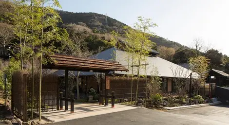 Dans un cadre privilégié et accueillant, l'onsen Hakone Yuryo vous invite à la détente Dans un cadre privilégié et accueillant, l'onsen Hakone Yuryo vous invite à la détente