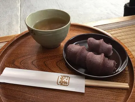 De l'akafuku, servi avec un peu de thé De l'akafuku, servi avec un peu de thé