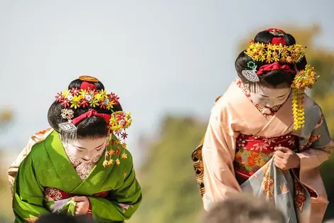 Deux maiko au temple Chion-in, à Kyoto