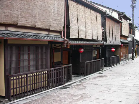 Les machiya accolées les unes aux autres forment un ensemble homogène et typique. Les machiya accolées les unes aux autres forment un ensemble homogène et typique.