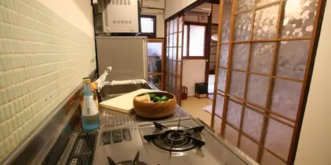 La cuisine tout en longueur typique d'une machiya La cuisine tout en longueur typique d'une machiya