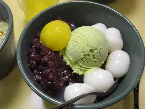 Anmitsu au matché, une glace typique japonaise avec des haricots rouges sucrés Anmitsu au matché, une glace typique japonaise avec des haricots rouges sucrés