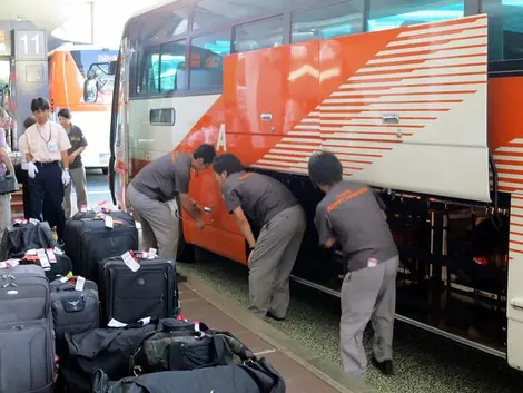 Les employés de la navette bus-limousine s'occupent de tout pour vous Les employés de la navette bus-limousine s'occupent de tout pour vous