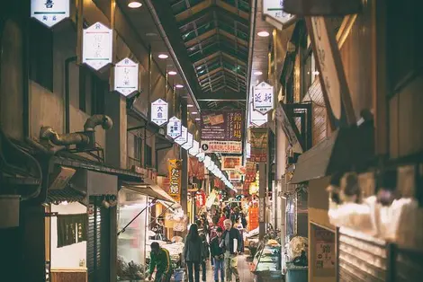 Le quartier de Nishiki à Kyoto, est animé par son marché. Venez découvrir la vie kyotoïte ! Le quartier de Nishiki à Kyoto, est animé par son marché. Venez découvrir la vie kyotoïte !