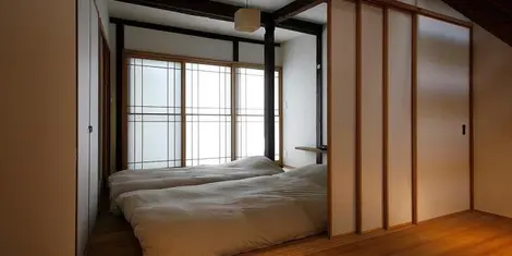 The separation between rooms, due to the fusuma, sliding doors in wood on the right. The separation between rooms, due to the fusuma, sliding doors in wood on the right.