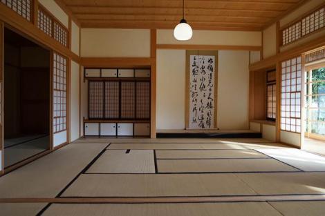 Una habitación cubierta de tatamis.
