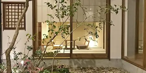 Le jardin intérieur d'une maison japonaise (maison Miyagawacho, Kyoto) Le jardin intérieur d'une maison japonaise (maison Miyagawacho, Kyoto)