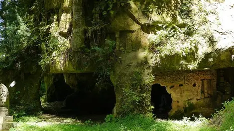 Une grotte à côté du temple Zuigan-ji, à Matsushima Une grotte à côté du temple Zuigan-ji, à Matsushima