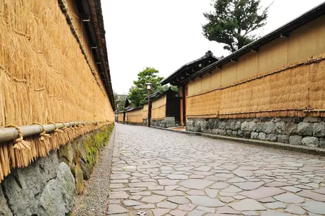 In winter, the walls attire themselves in komo, a straw mat, resist the thaw In winter, the walls attire themselves in komo, a straw mat, resist the thaw