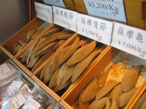 Après un long processus, on obtient la bonite séchée ou katsuoboshi. En copeaux, elle entre dans la composition du dashi. Après un long processus, on obtient la bonite séchée ou katsuoboshi. En copeaux, elle entre dans la composition du dashi.