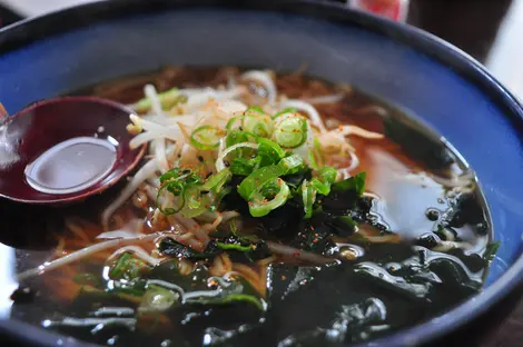 El dashi se usa para preparar ramen.